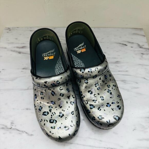 Dansko XP 2.0 Silver Cheetah Print Clogs Women’s Size 8.5 - Picture 9 of 10